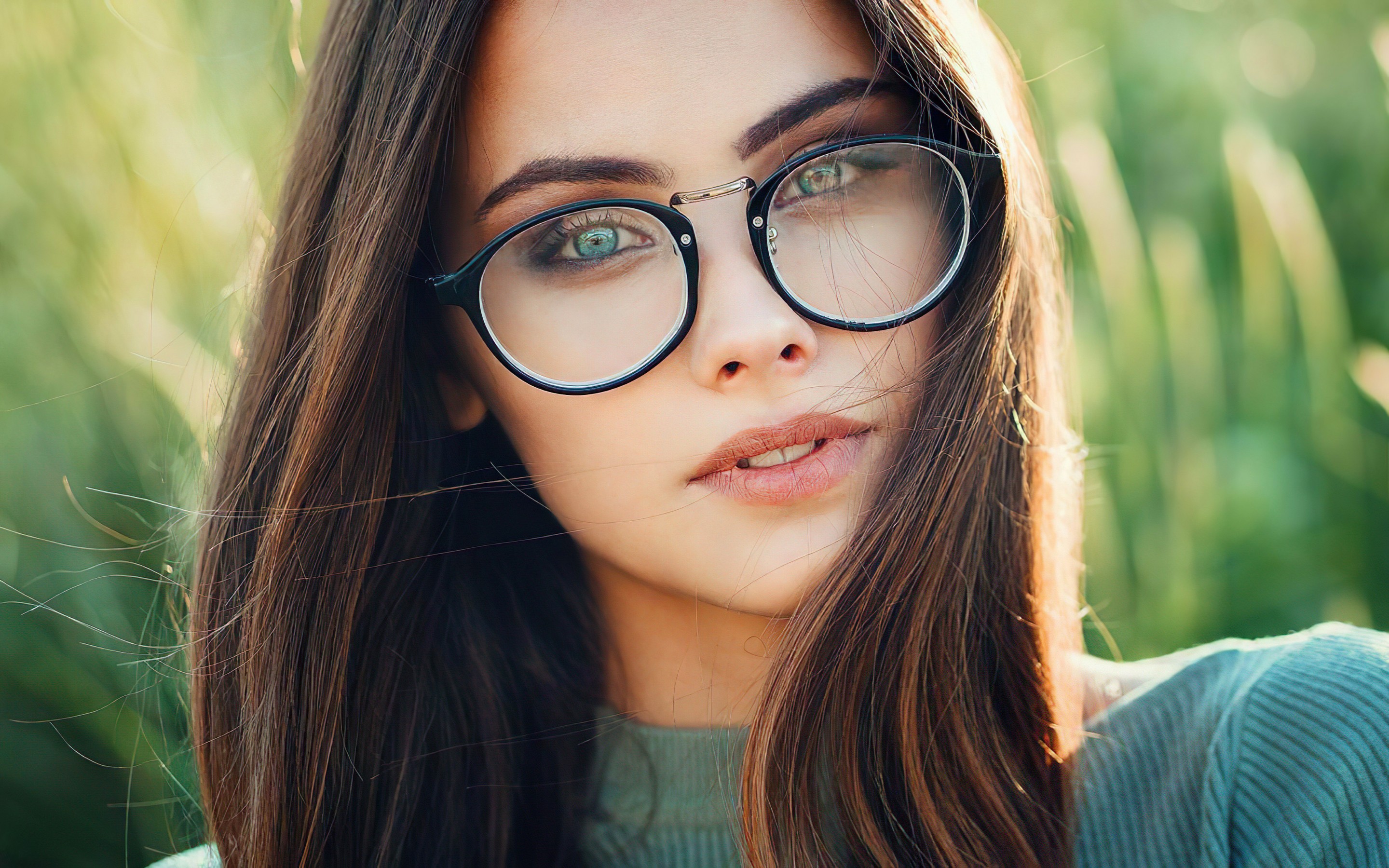 Download Brunette Girl Glasses Green Eyes Wallpaper in 2880x1800 Resolution