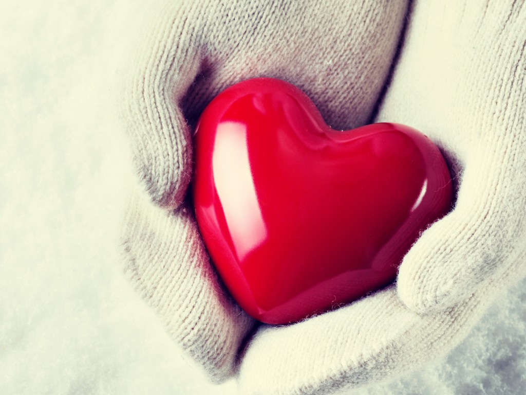Download Mittens Glossy Red Heart Wallpaper in 1024x768 Resolution