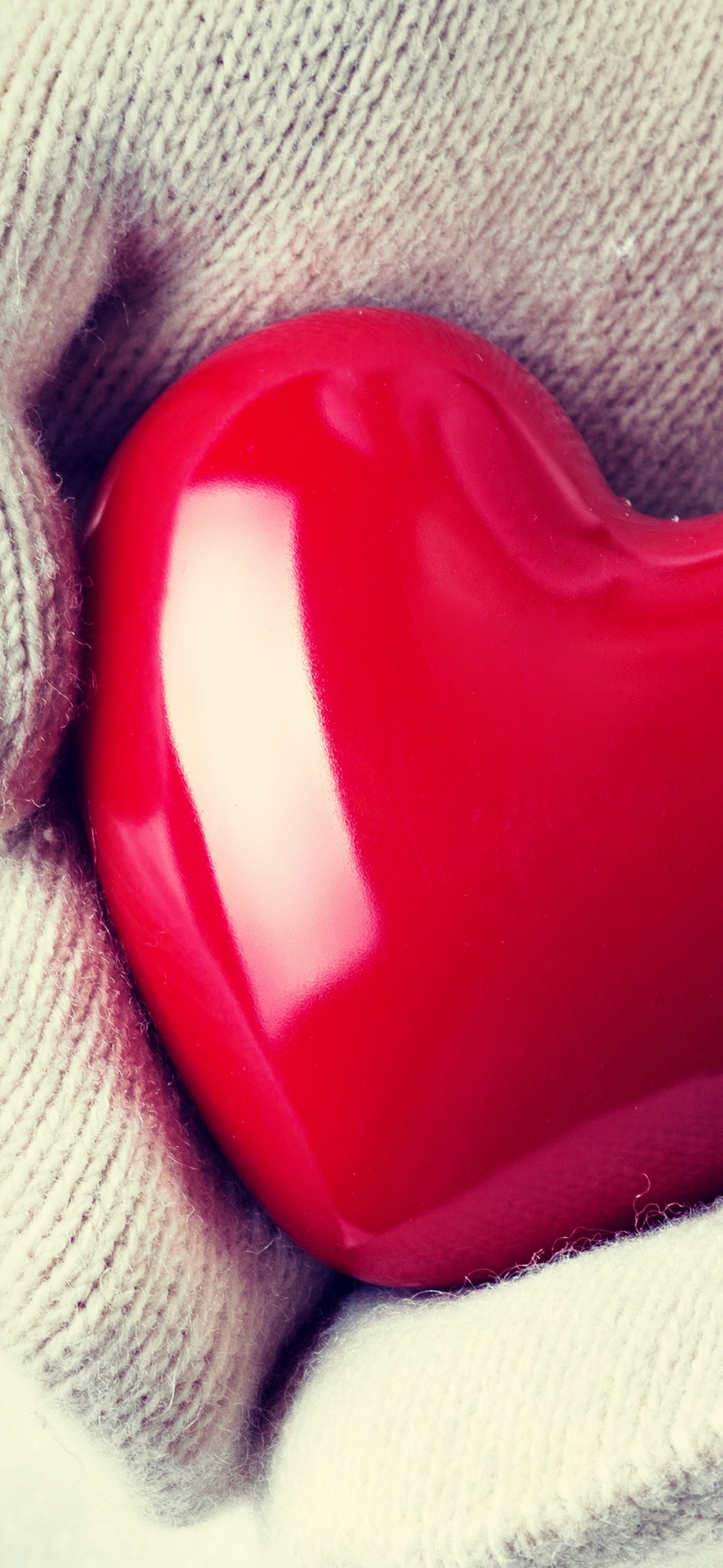 Download Mittens Glossy Red Heart Wallpaper in 1179x2556 Resolution