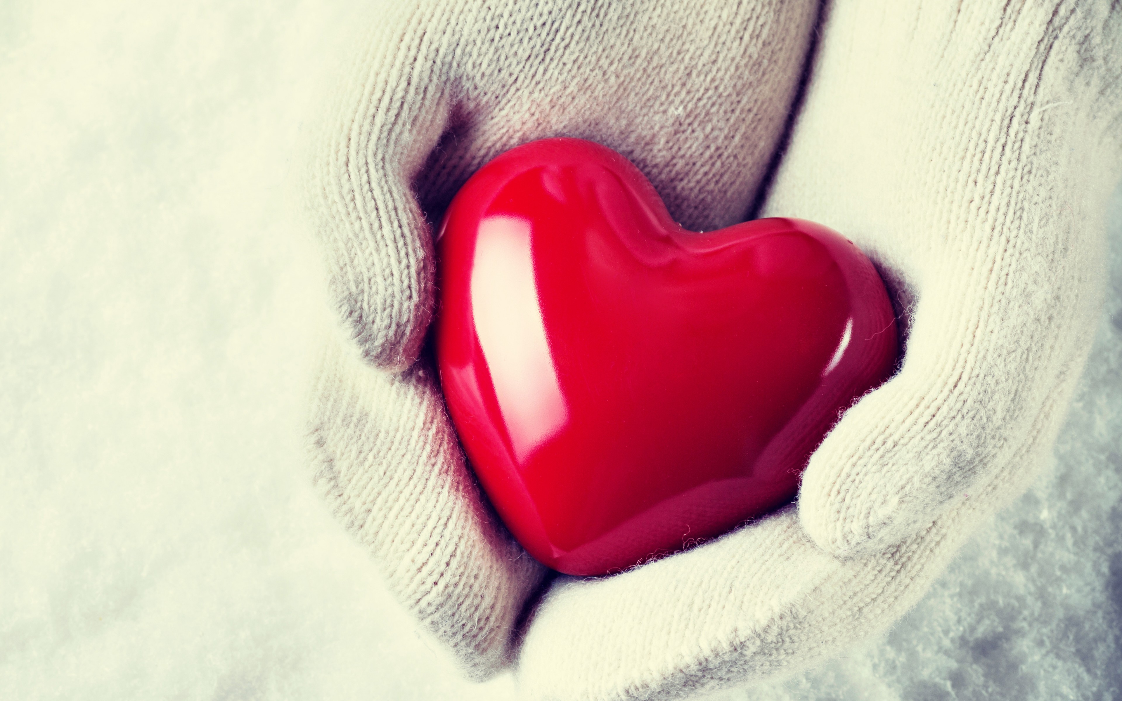 Download Mittens Glossy Red Heart Wallpaper in 3840x2400 Resolution