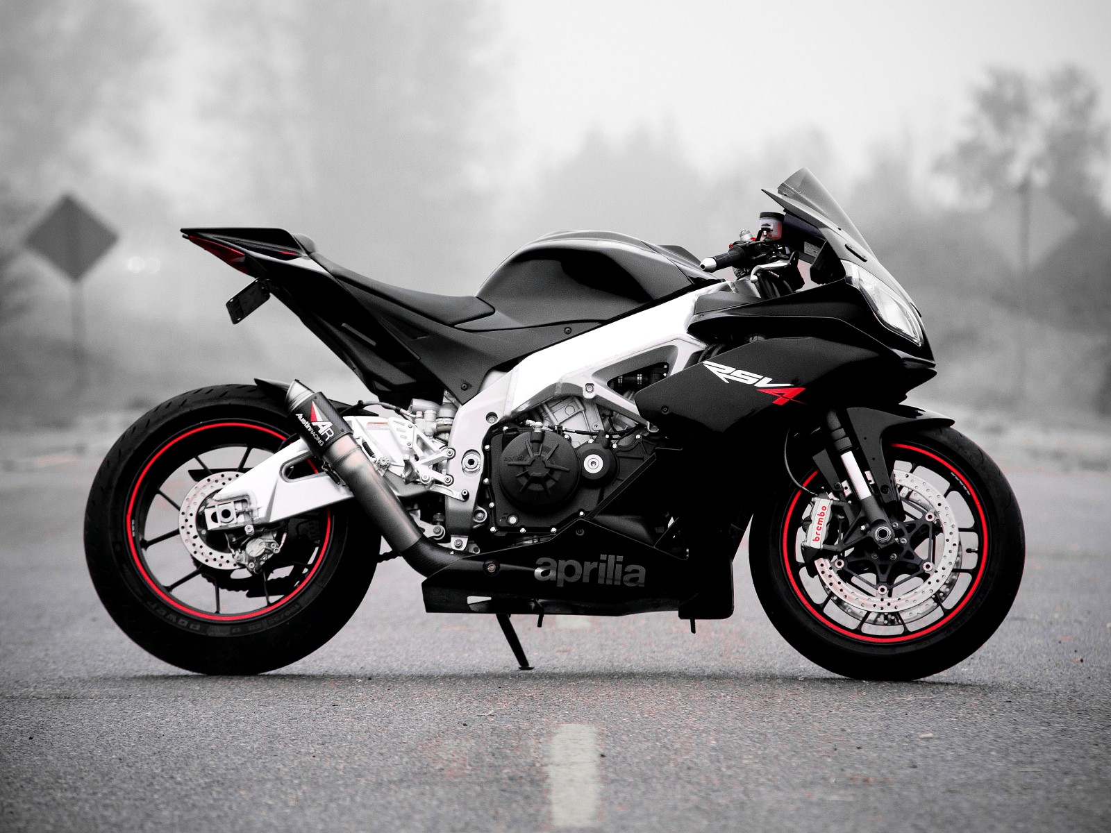 Download Aprilia Rsv4 Red Black Wallpaper in 1600x1200 Resolution