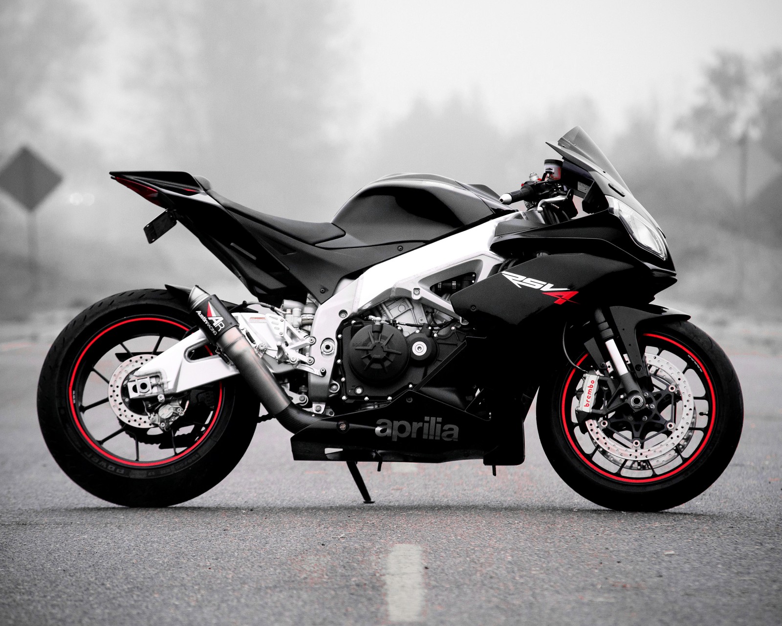 Download Aprilia Rsv4 Red Black Wallpaper in 1600x1280 Resolution