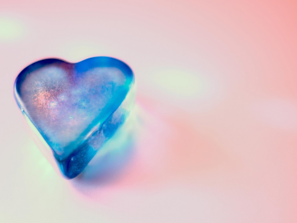 Download Blue Glass Heart Wallpaper in 1024x768 Resolution