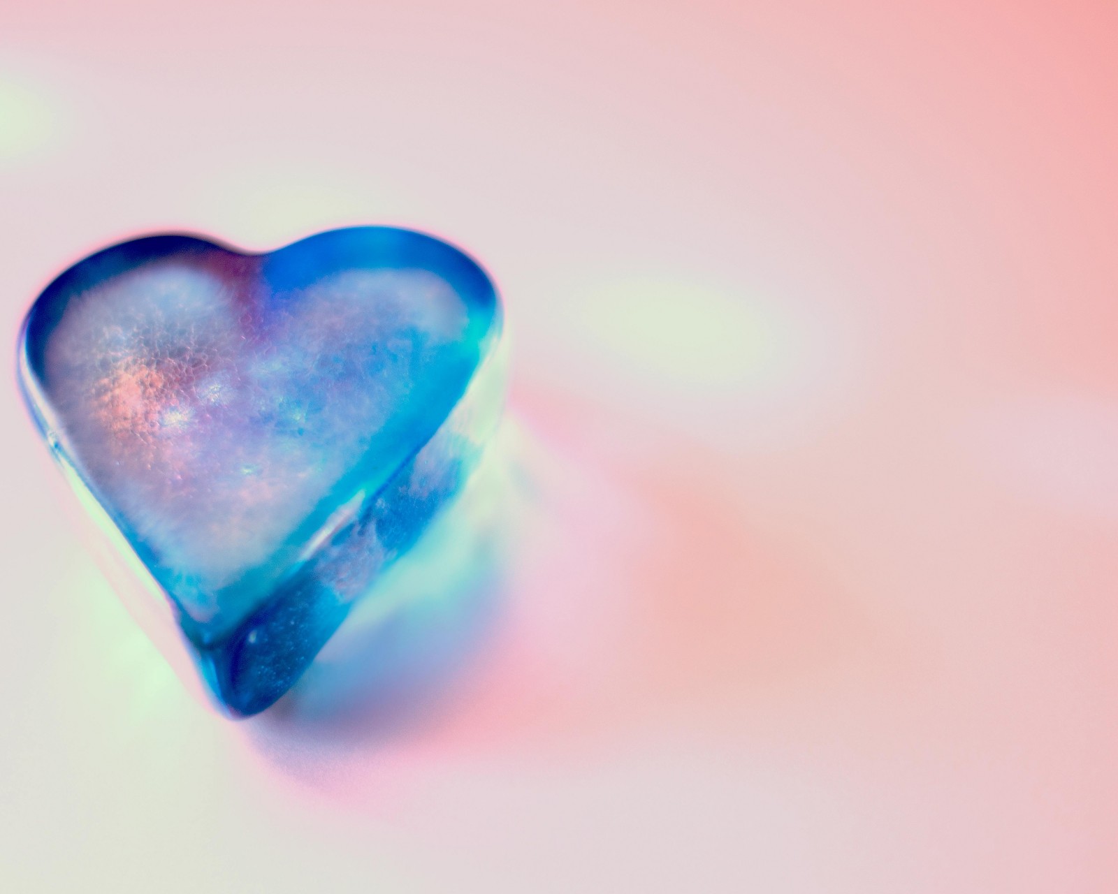Download Blue Glass Heart Wallpaper in 1600x1280 Resolution