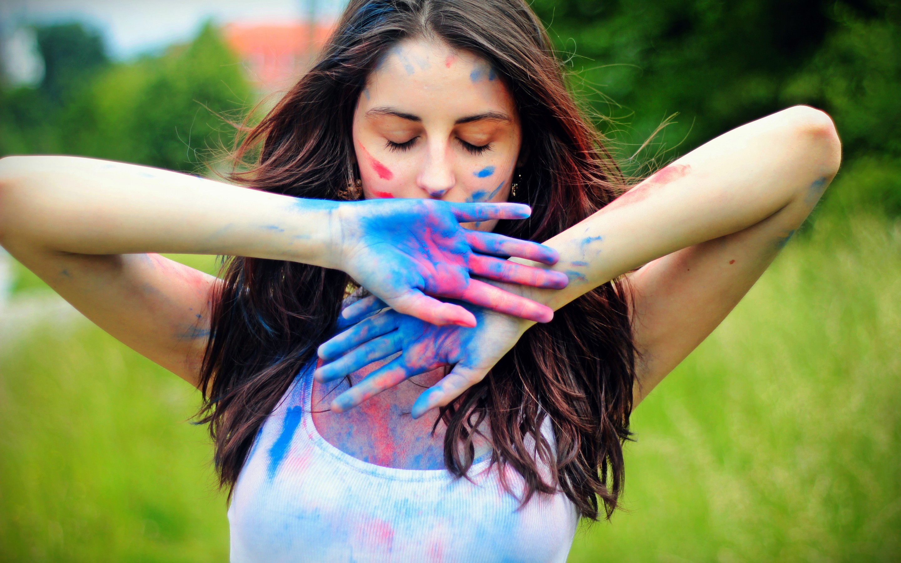 Download Girl Colorful Paint Face Mood Wallpaper in 2880x1800 Resolution