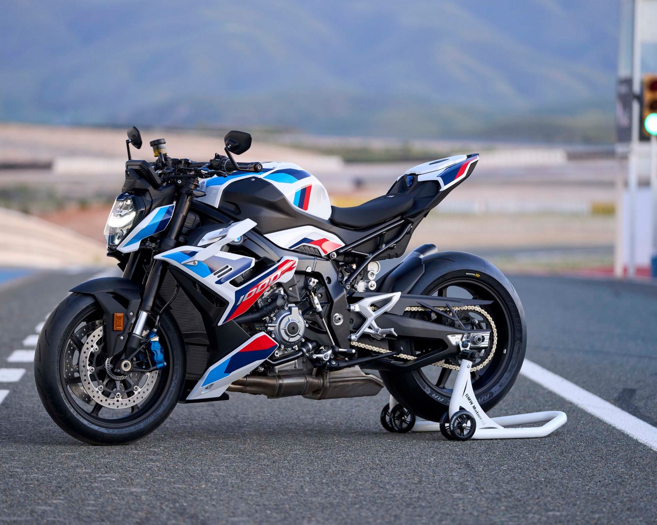 Download BMW M 1000 R Hyper Roadster Wallpaper In 1280x1024 Resolution