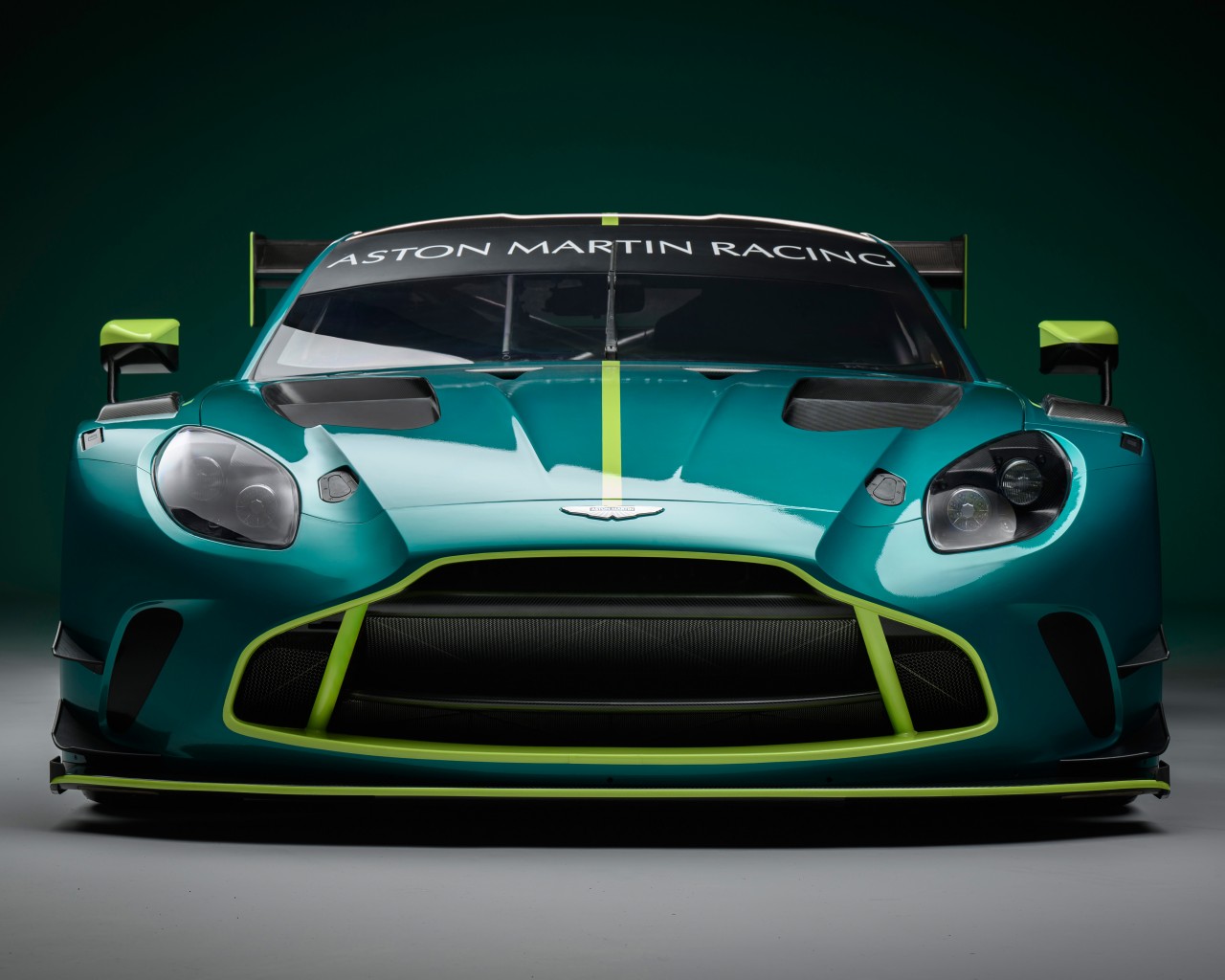 Download Aston Martin Vantage GT3 Front Wallpaper in 1280x1024 Resolution