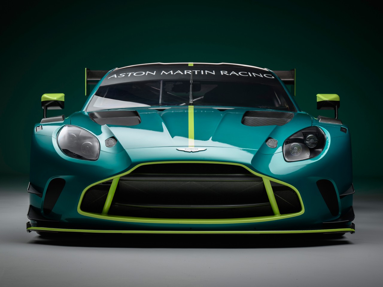 Download Aston Martin Vantage GT3 Front Wallpaper in 1280x960 Resolution