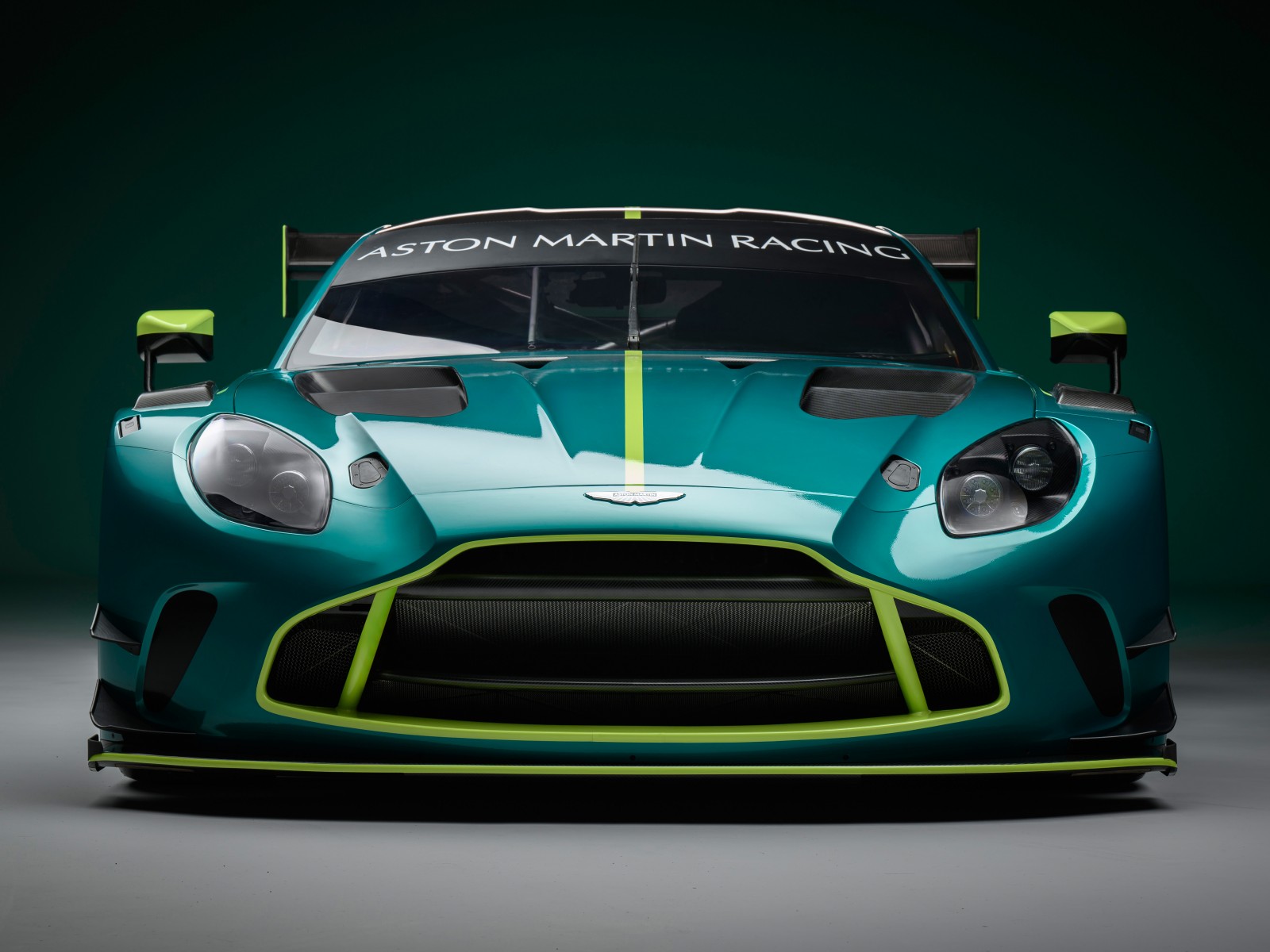 Download Aston Martin Vantage GT3 Front Wallpaper in 1600x1200 Resolution