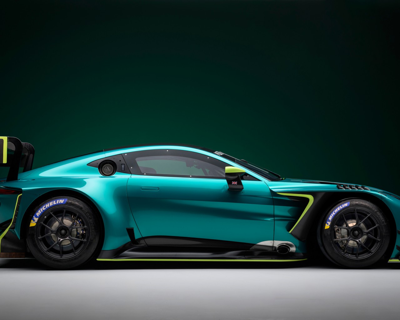 Download Aston Martin Vantage GT3 Wallpaper in 1280x1024 Resolution