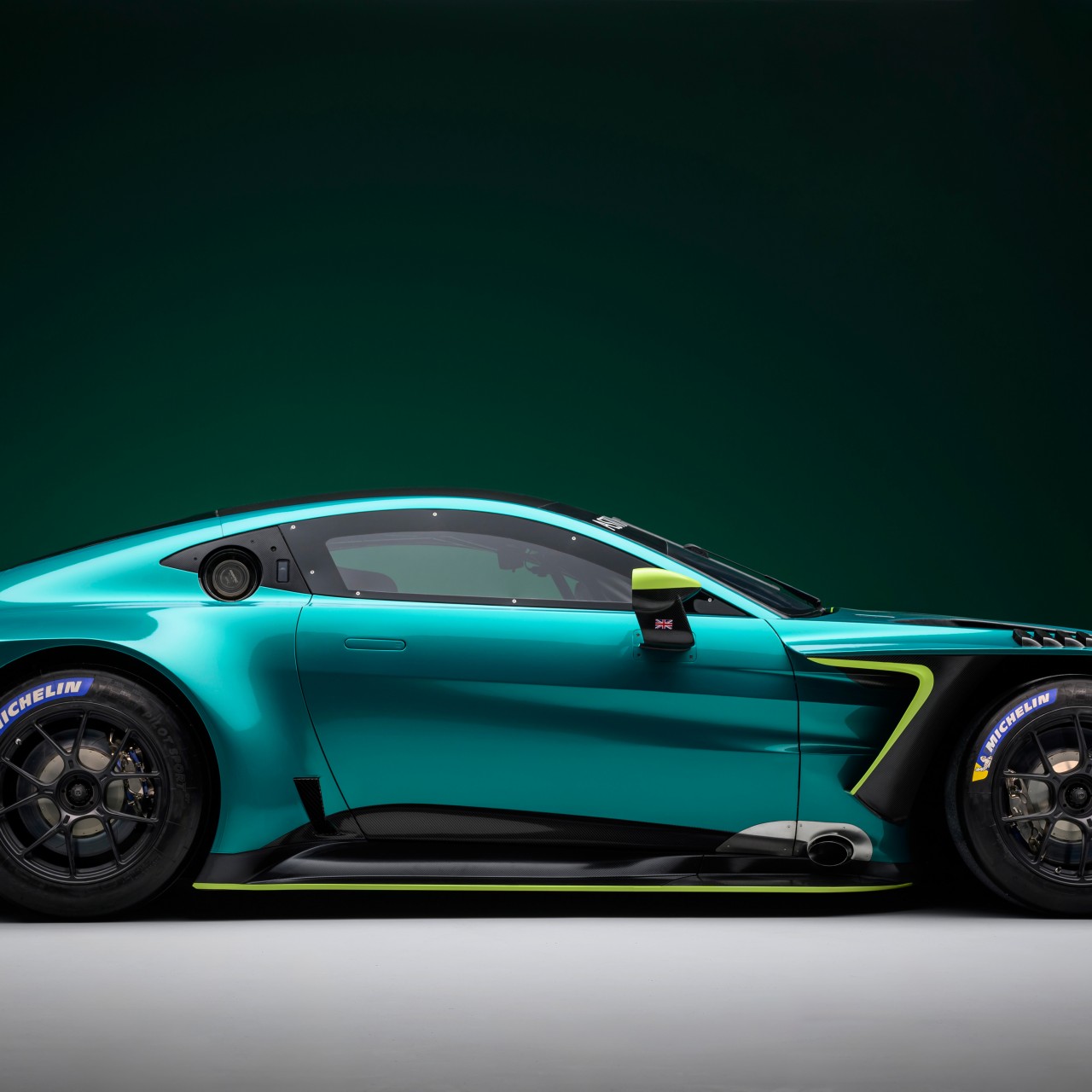 Download Aston Martin Vantage GT3 Wallpaper in 1280x1280 Resolution