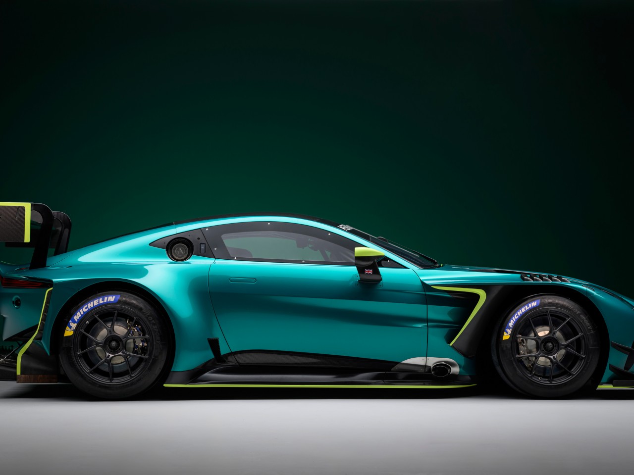 Download Aston Martin Vantage GT3 Wallpaper in 1280x960 Resolution