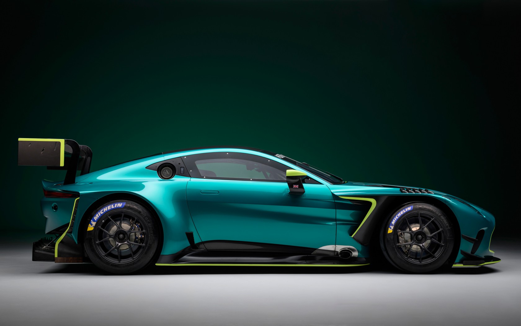 Download Aston Martin Vantage GT3 Wallpaper in 1680x1050 Resolution