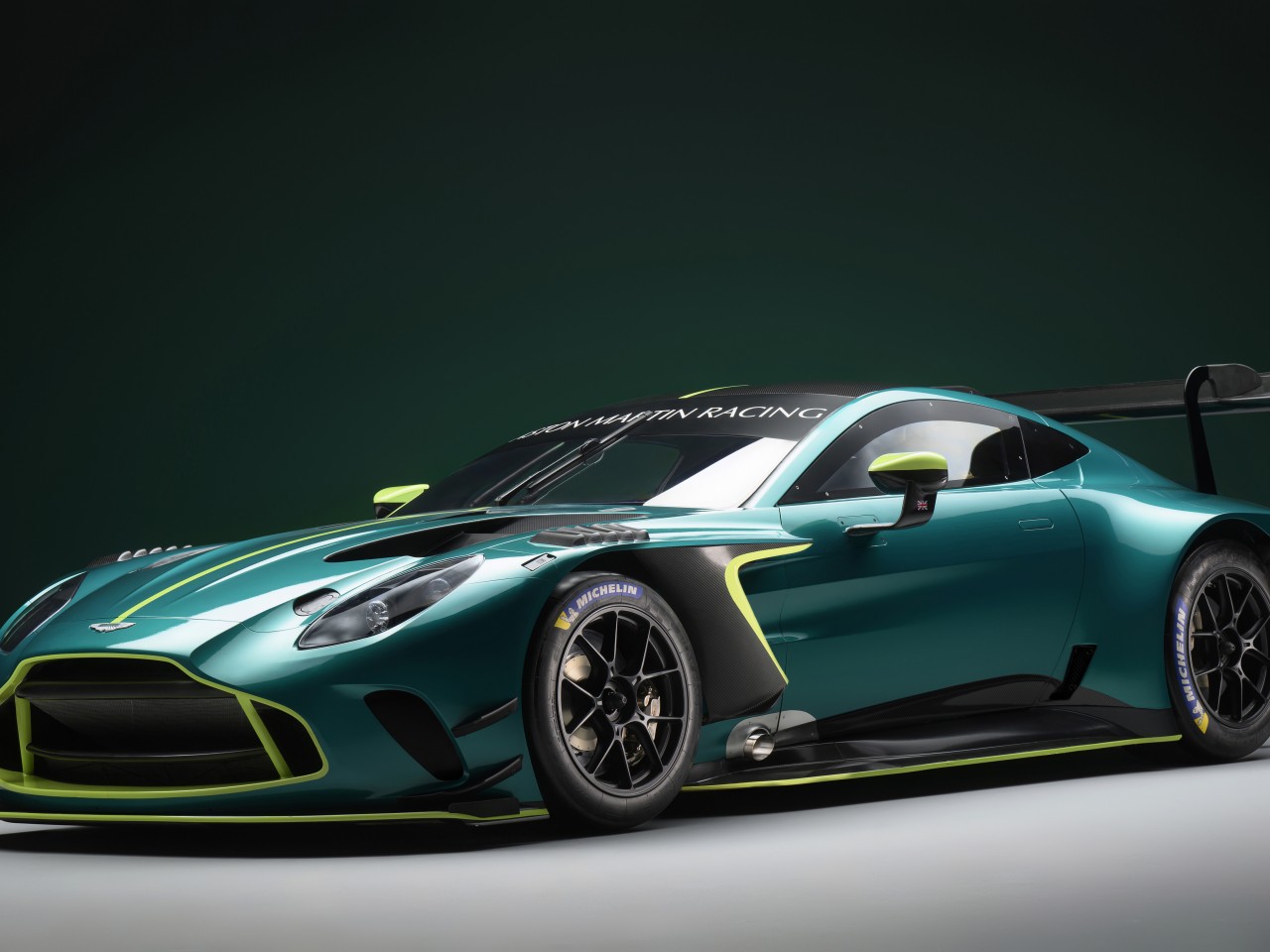 Download Aston Martin Vantage GT3 Racing Wallpaper in 1280x960 Resolution