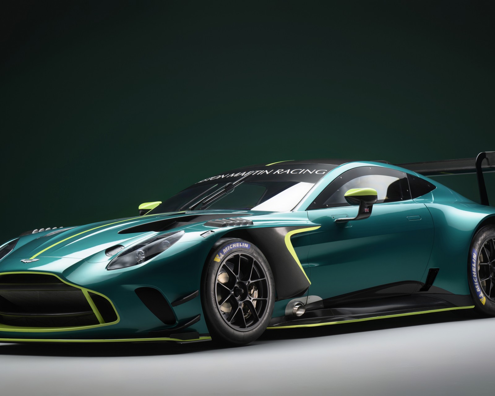 Download Aston Martin Vantage GT3 Racing Wallpaper in 1600x1280 Resolution