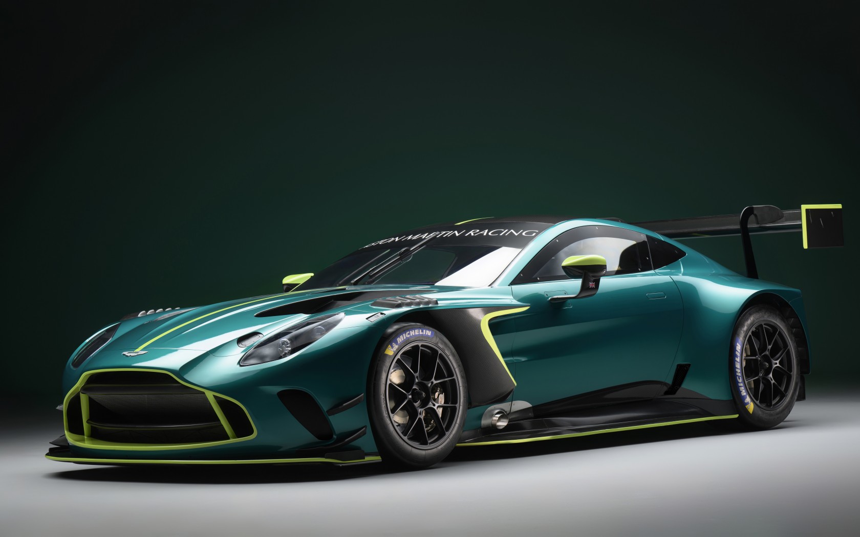 Download Aston Martin Vantage GT3 Racing Wallpaper in 1680x1050 Resolution
