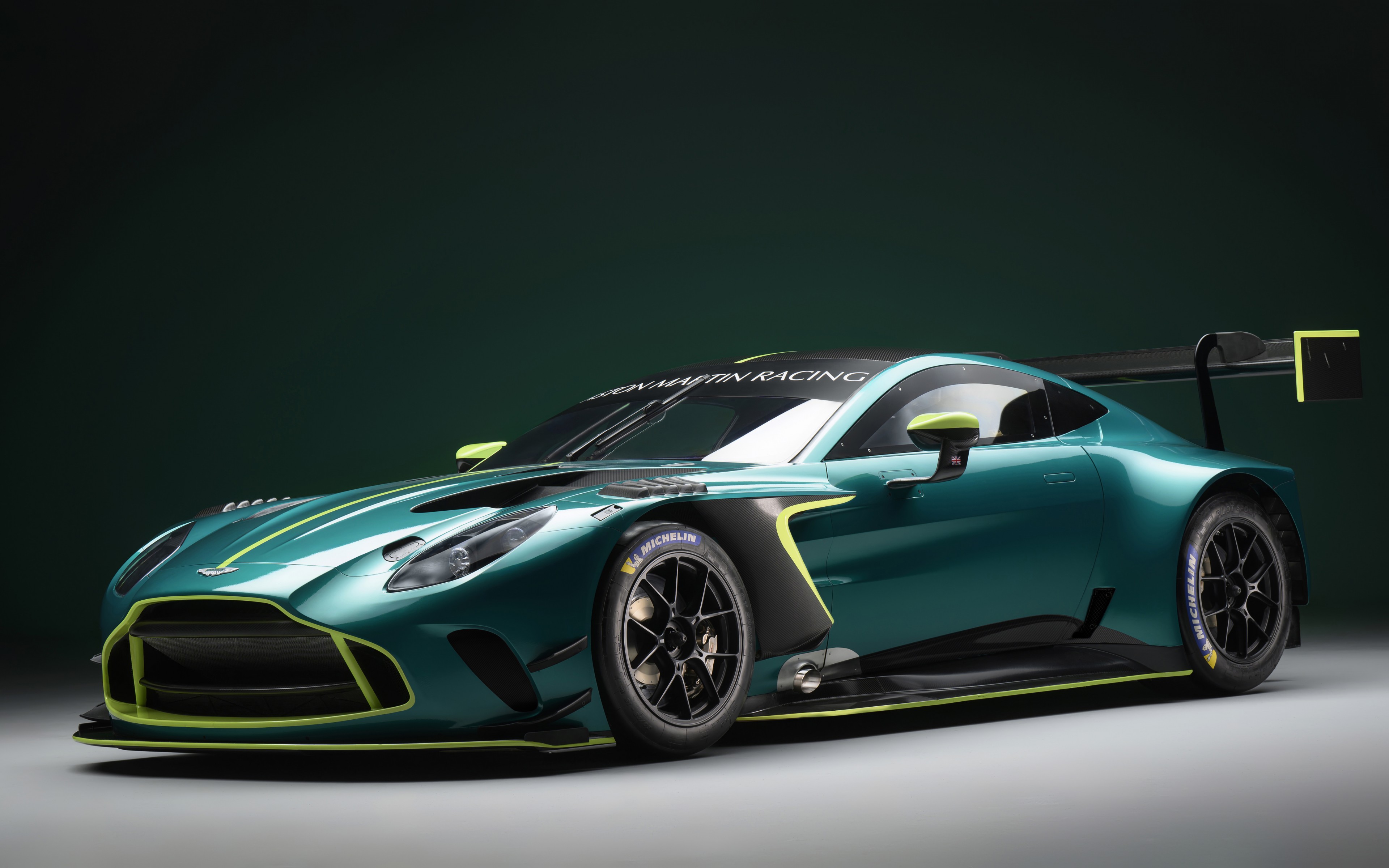 Download Aston Martin Vantage GT3 Racing Wallpaper in 3840x2400 Resolution