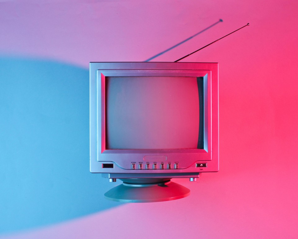 Download Vintage Television Pink Background Wallpaper in 960x768 Resolution